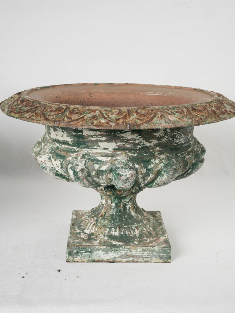 Refined classical gadroon urns