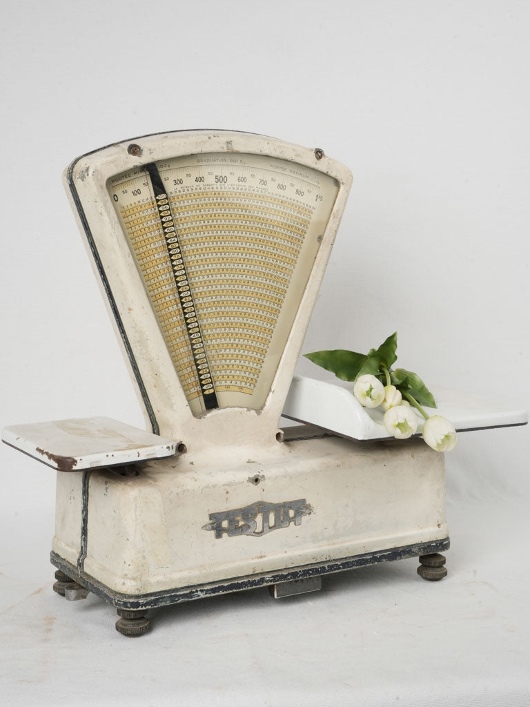 Classic enamelled metal weigh scale