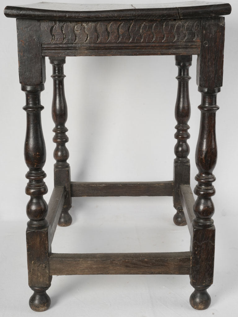 Delicate, traditional craftsmanship nightstand