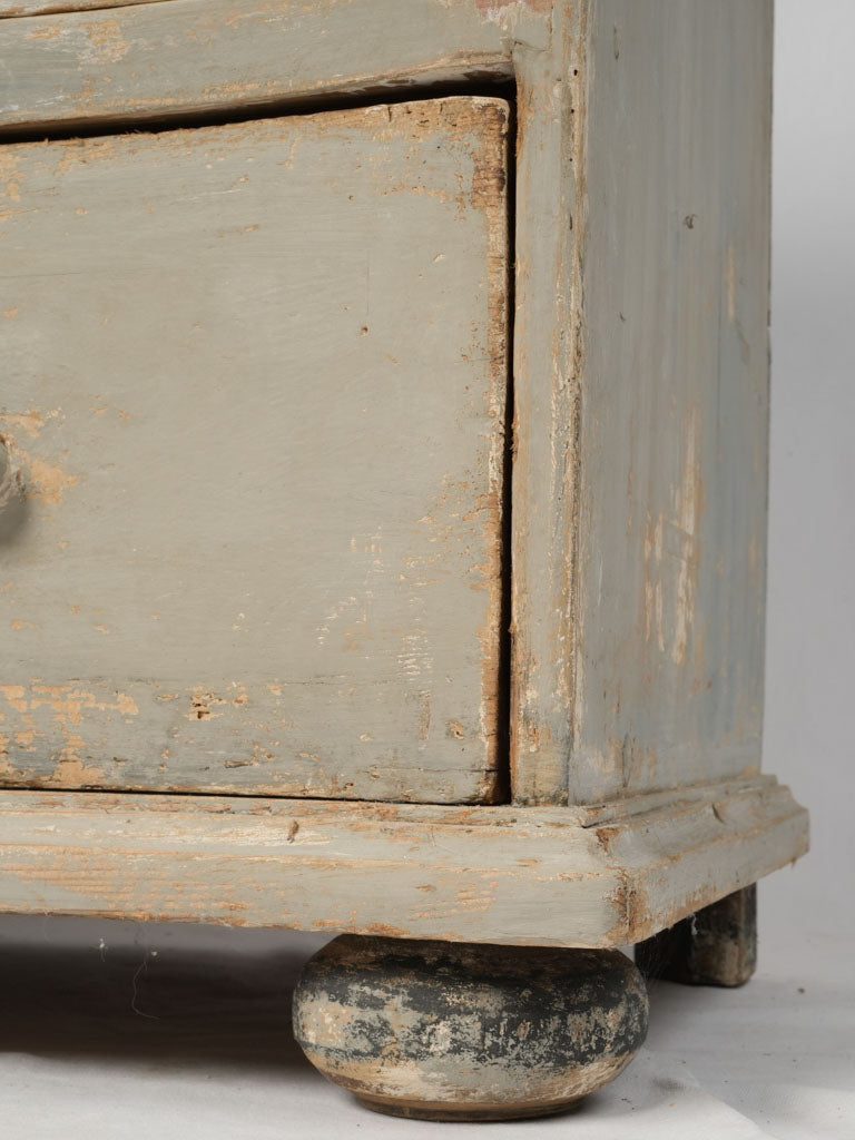 Charming distressed arbalette drawers chest