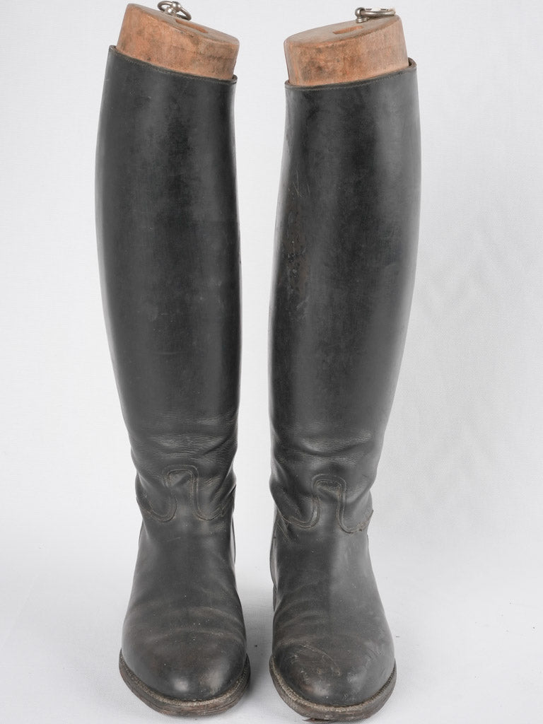 Antiquated embauchoir-adorned riding boots