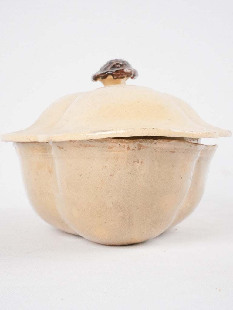 Elegant clover-shaped tureen with knob