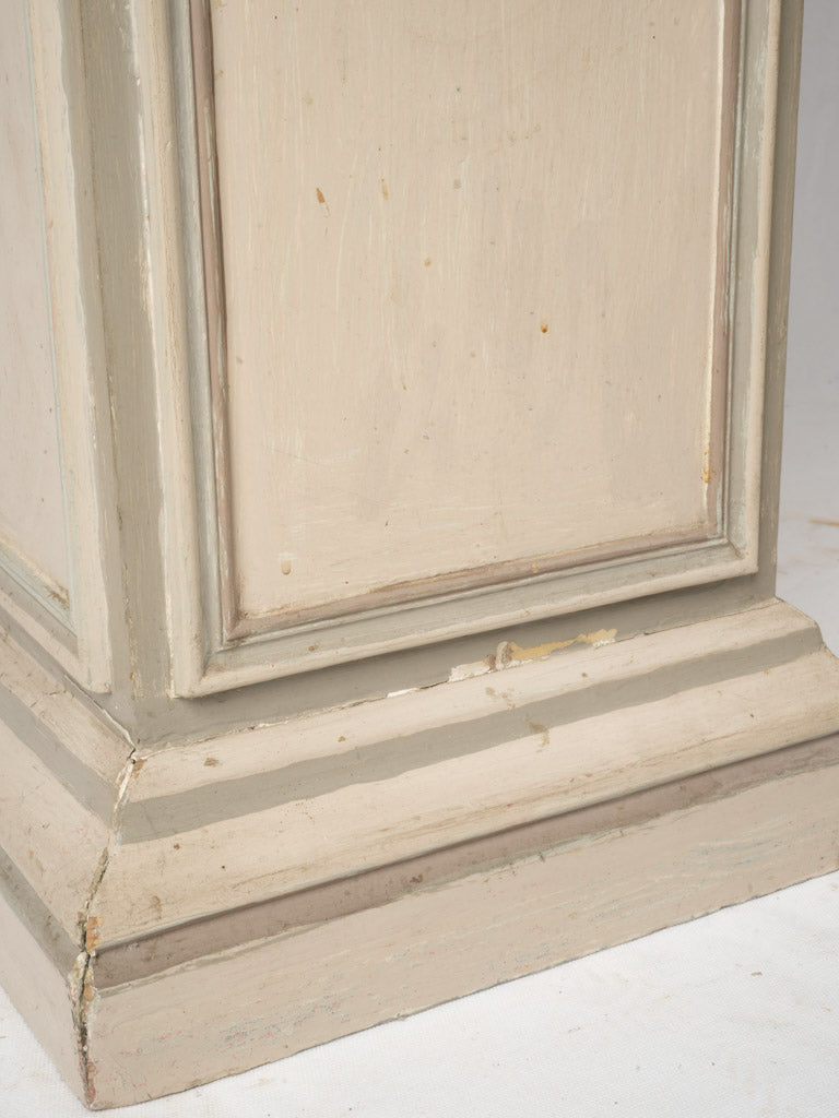 Traditional form pedestal column  