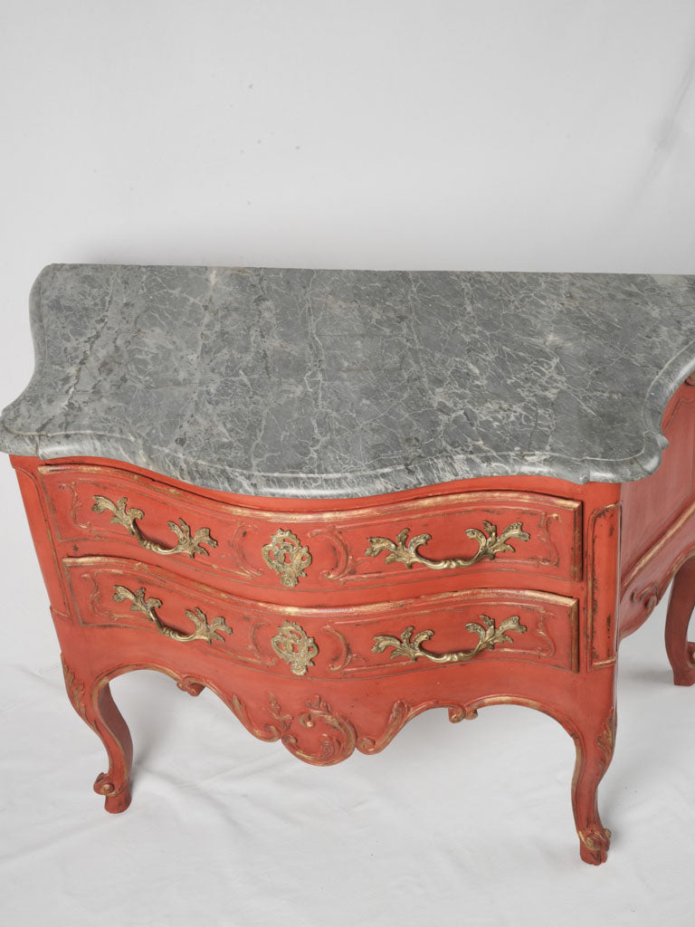 Elegant mid-18th century walnut commode