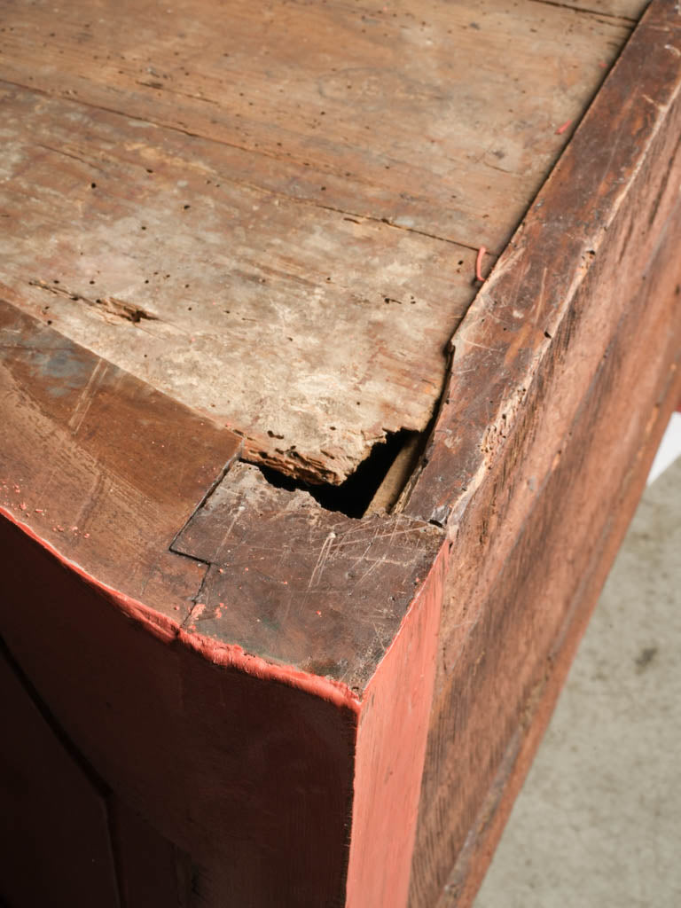 Acanthus-adorned two-drawer sauteuse commode