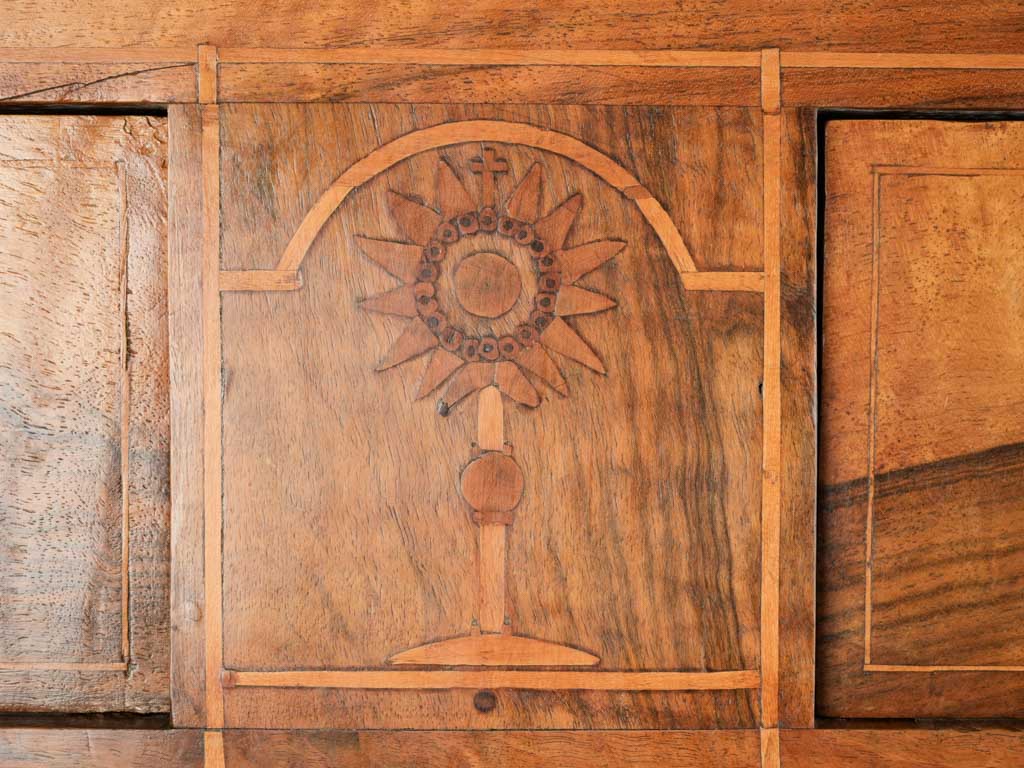 Elegant 19th-Century Walnut Ostensoir Cabinet