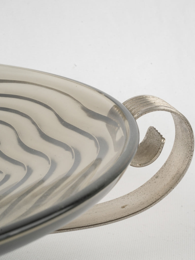 Refined dynamic-texture decorative dish