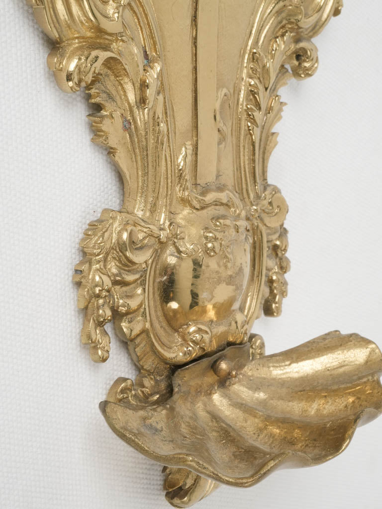 Gilded fleur-de-lis & cherub motif