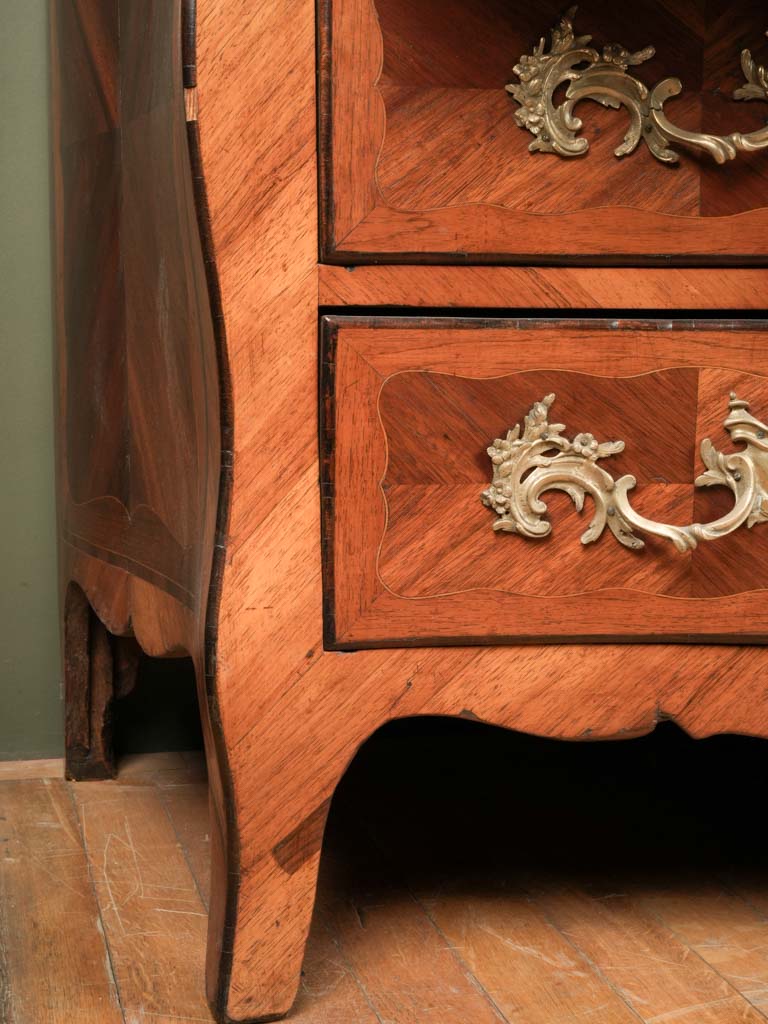 Veneered French vintage commode design