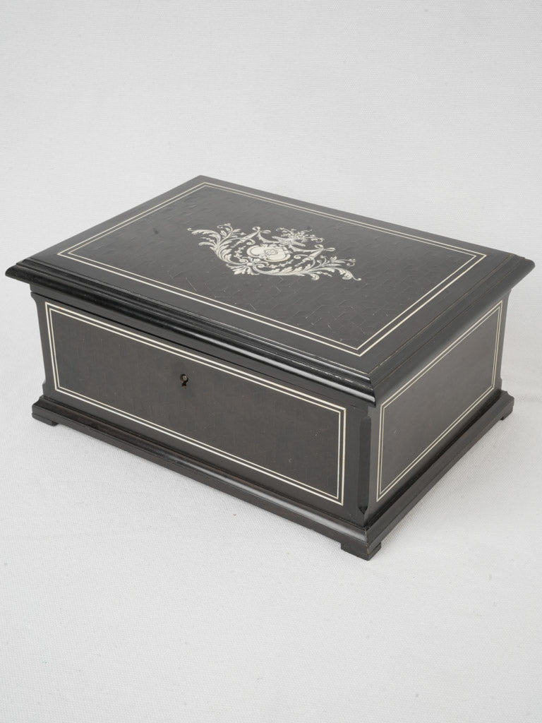 Luxurious silk-lined box  