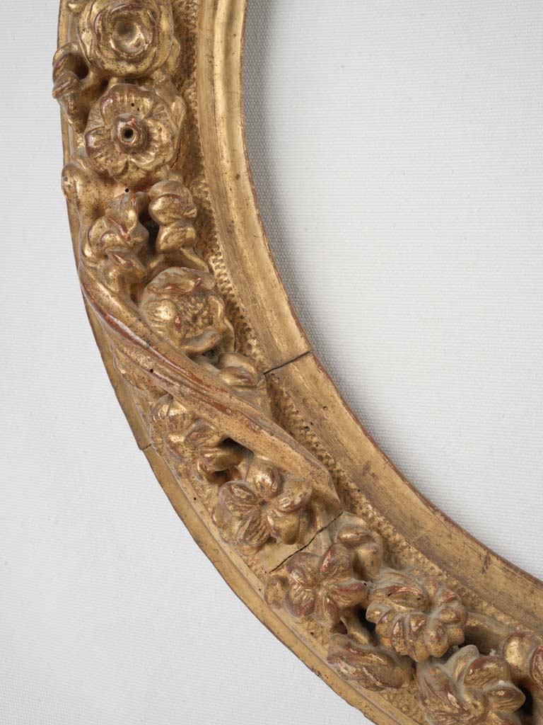 Lavish sculpted giltwood picture holder