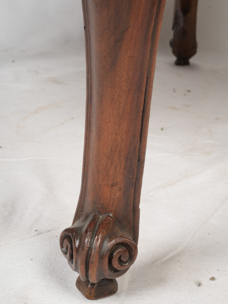 Graceful shell-carved French seat