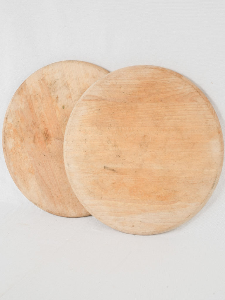 Rustic, vintage-style round cutting boards