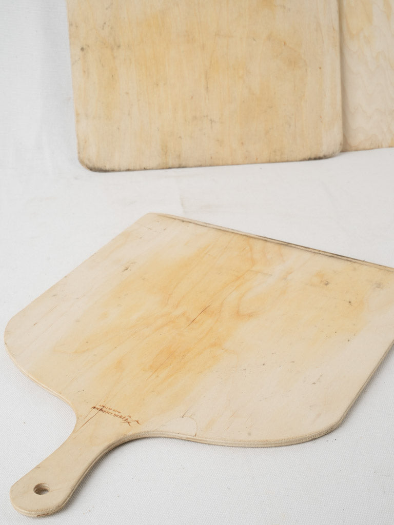 Artisanal shovel-shaped pizza trays