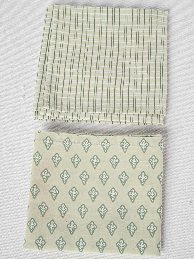 Vintage green patterned serviettes