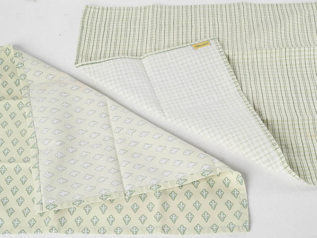 Chic patterned cloth serviettes