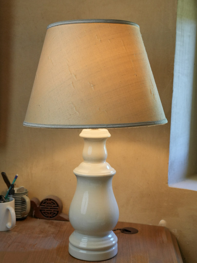 White antique ceramic table lamp