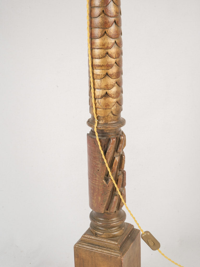 Detailed acanthus-leaf design lamp