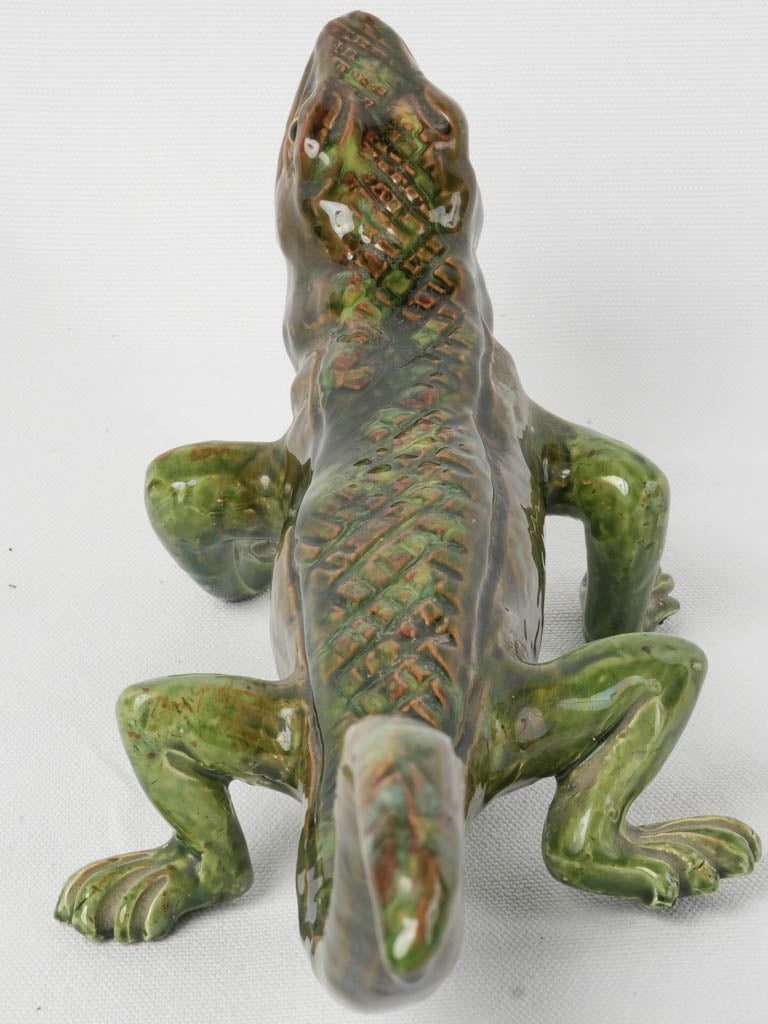 Cheerful handcrafted French lizard statue