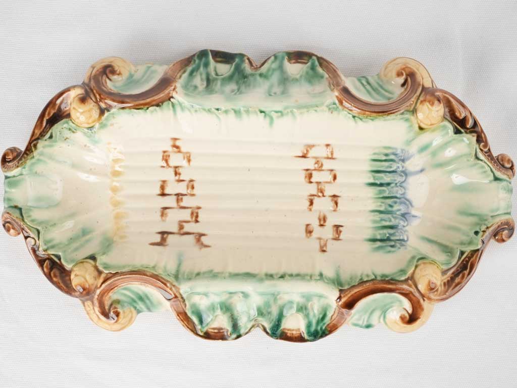 Artistic Majolica platter, leafy border