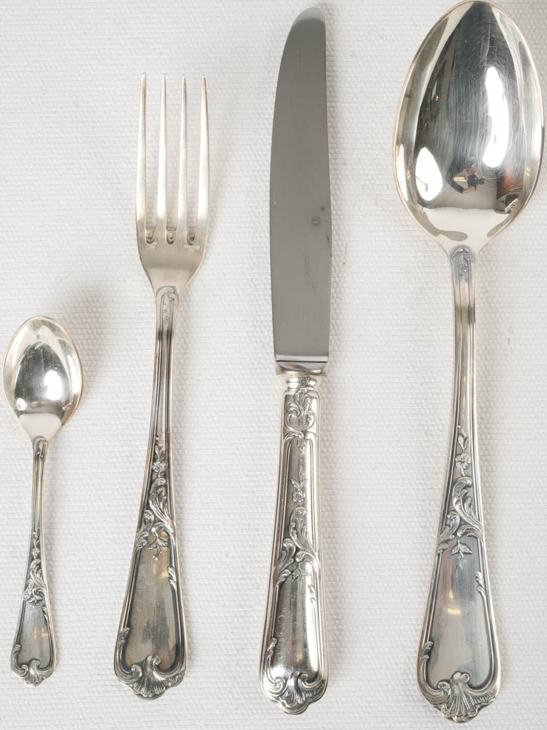 Luxurious patterned table utensils