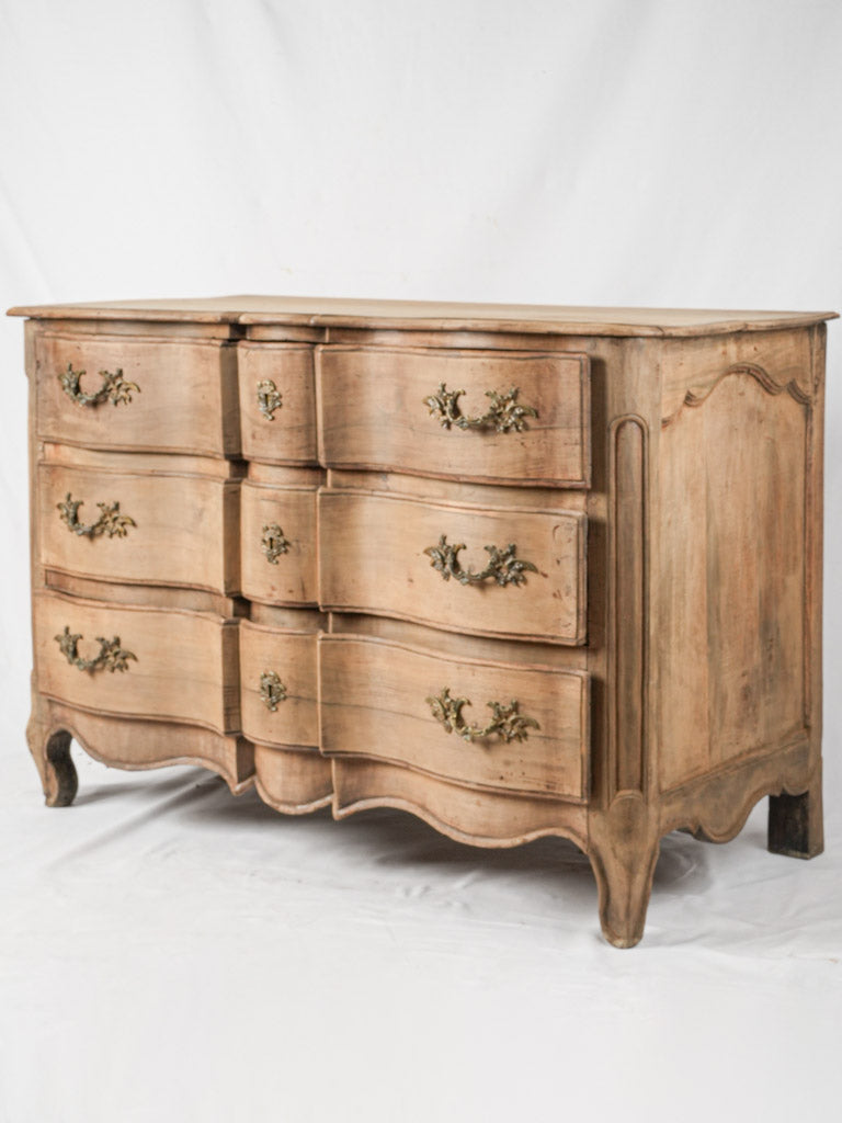 Elegant Louis XV walnut commode