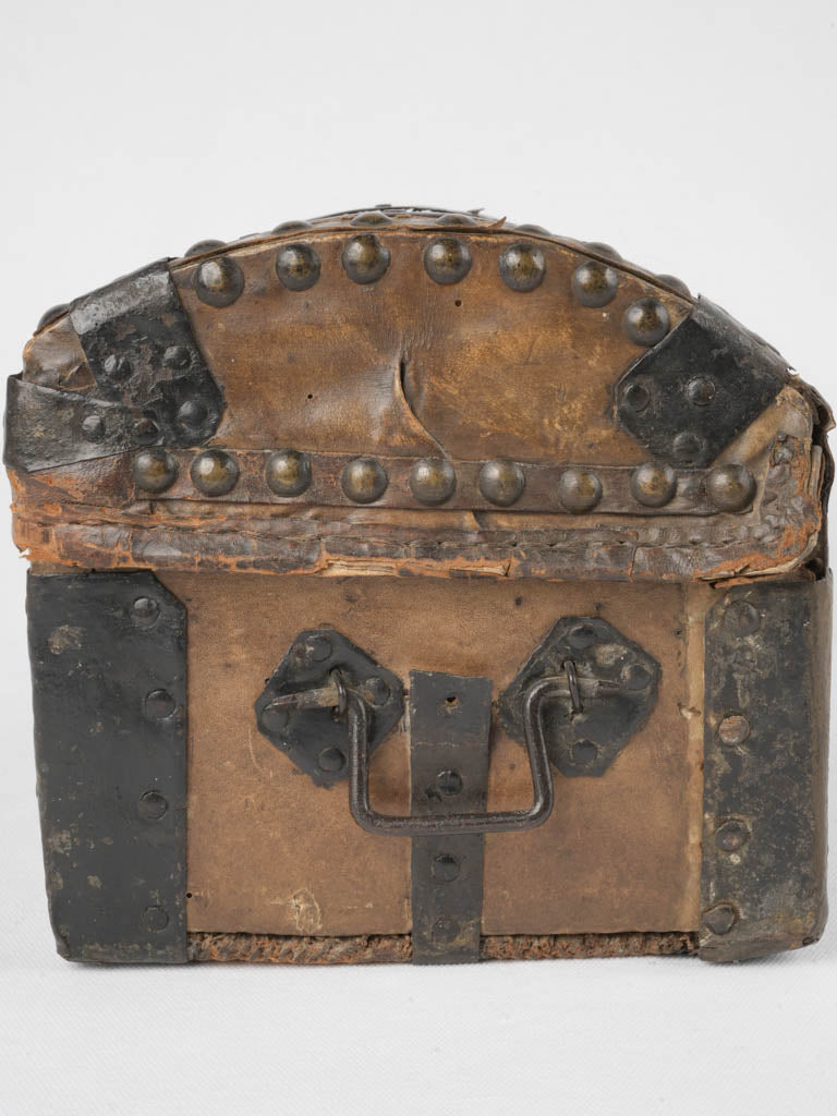 Rustic 17th-century decorative wooden trunk