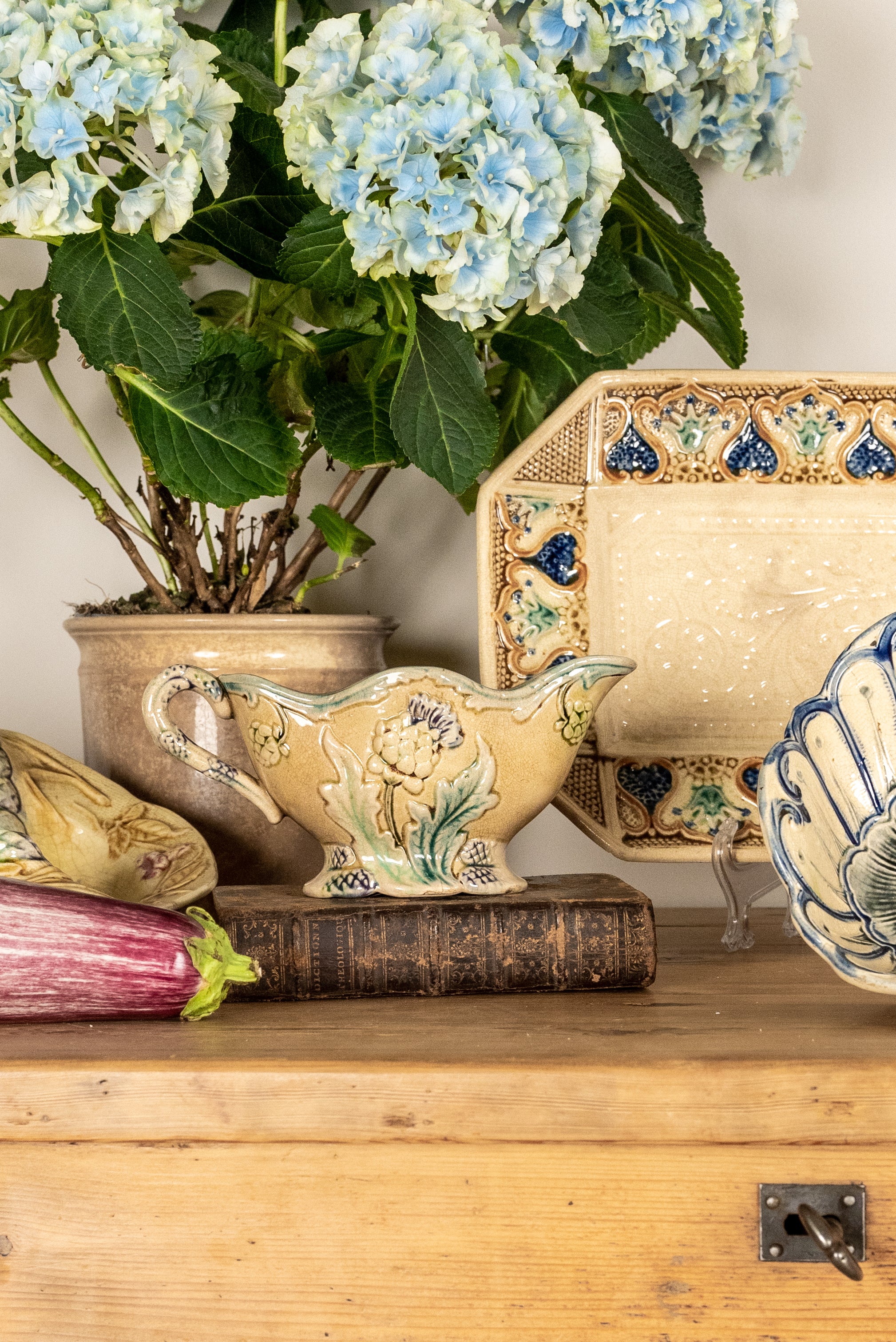 Collectible Victorian-style majolica tableware platter