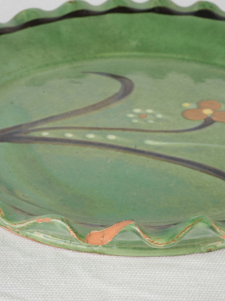 Undulating edge serving platter