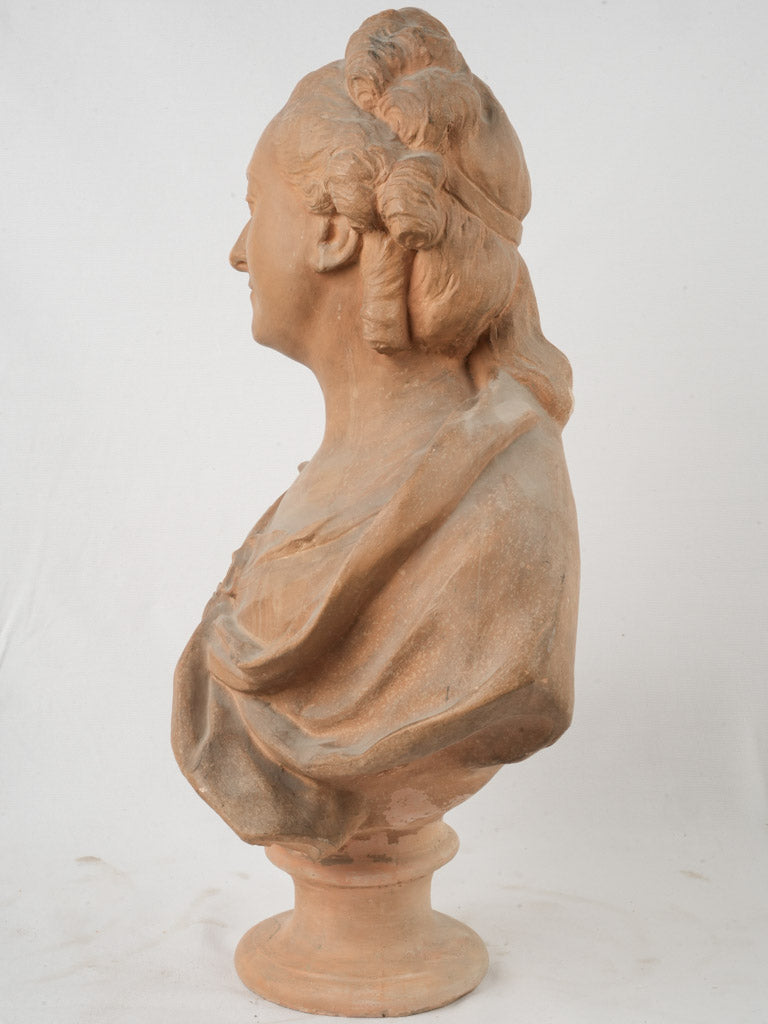 Elegant three-quarter pose statue  