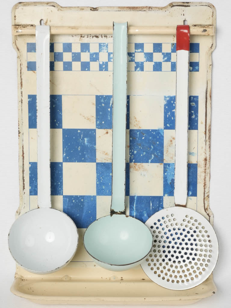 Retro blue-white checkered drip tray