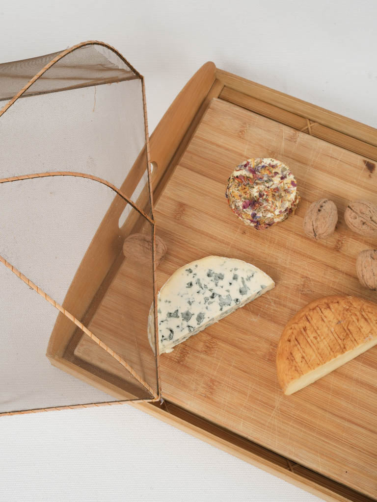 Practical aged cheese board with mesh