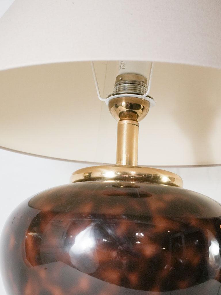 Period-style tortoiseshell-effect lamp with shade