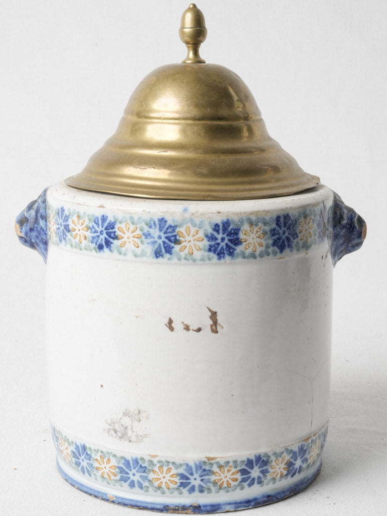 Decorative lion-handled snuff container  