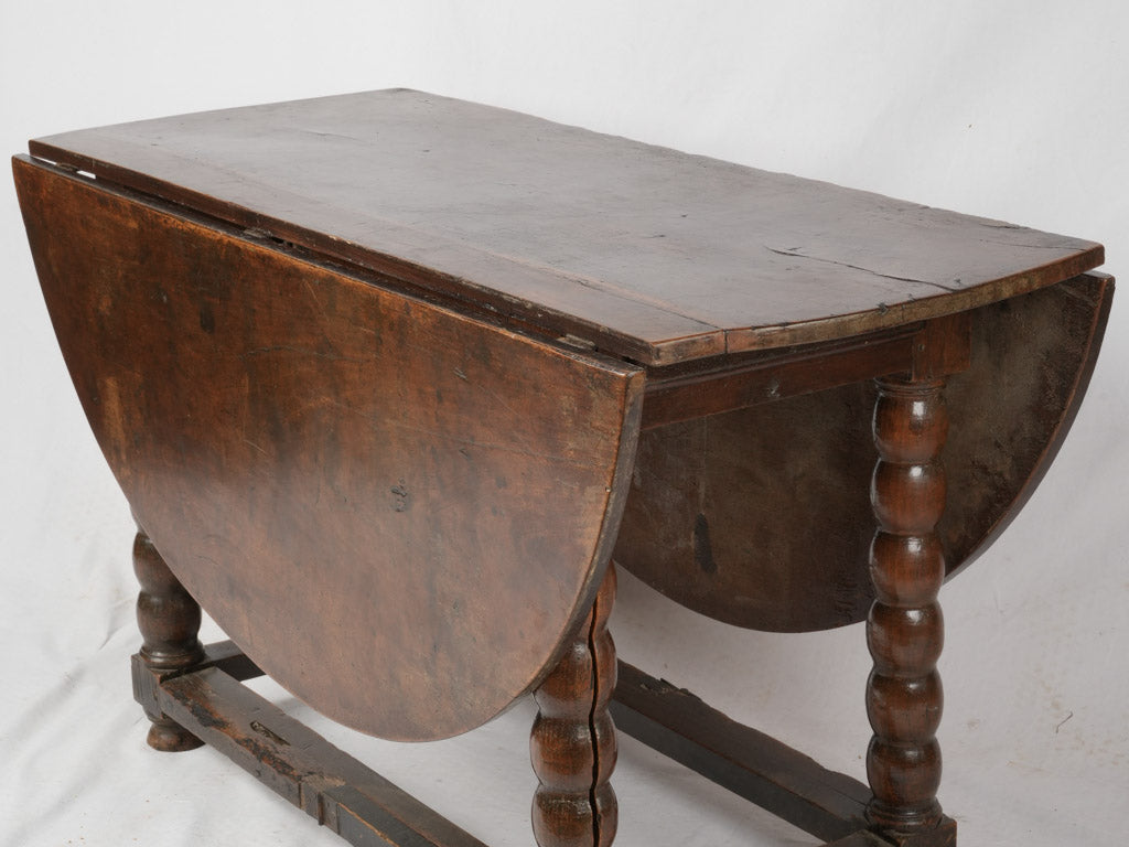 Elegant 18th century drop-leaf table