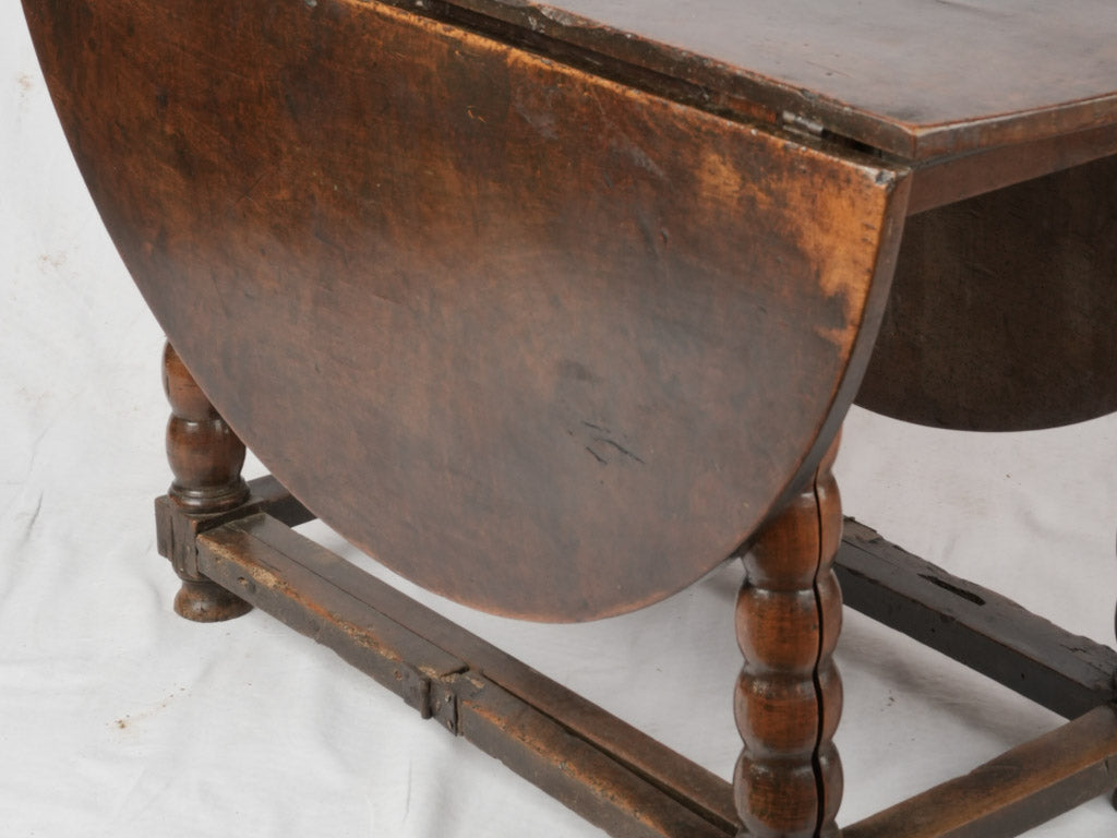 Timeless 17th-century cherry gateleg desk