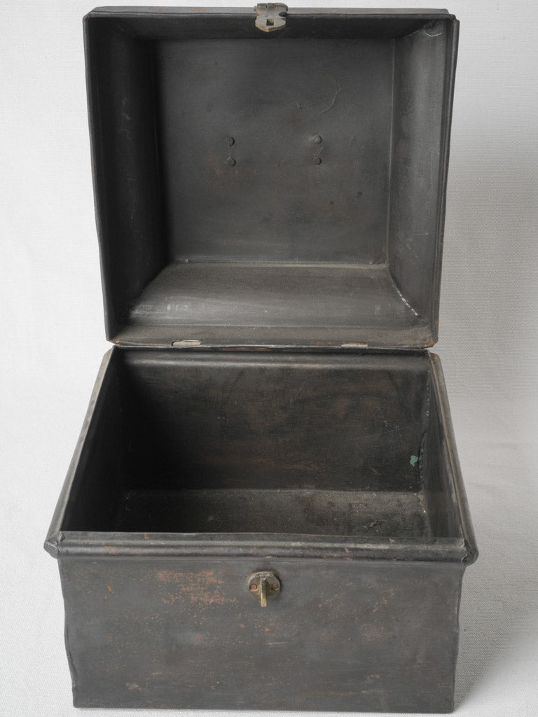 Distinctive arched lid lockbox