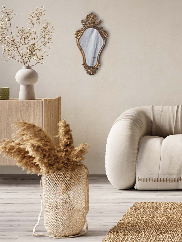 Small-scale vintage mirror with scallop shell