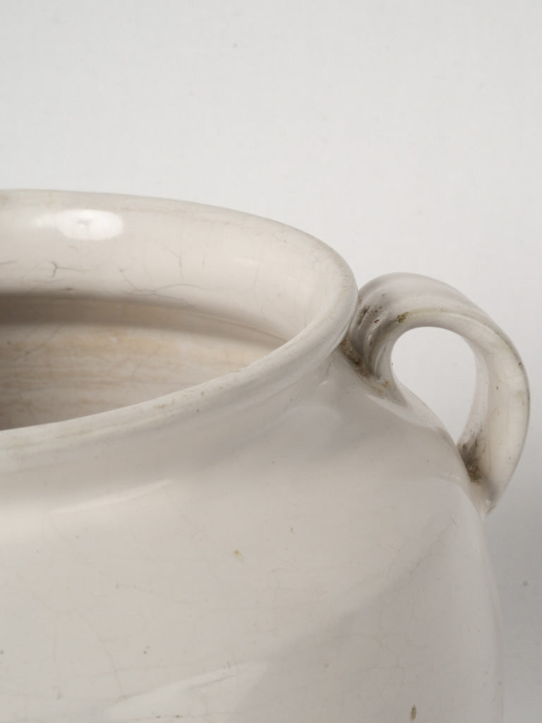 Enduring off-white French pot