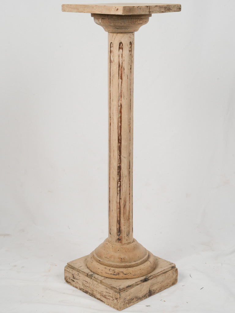 Neoclassical fluted column decor