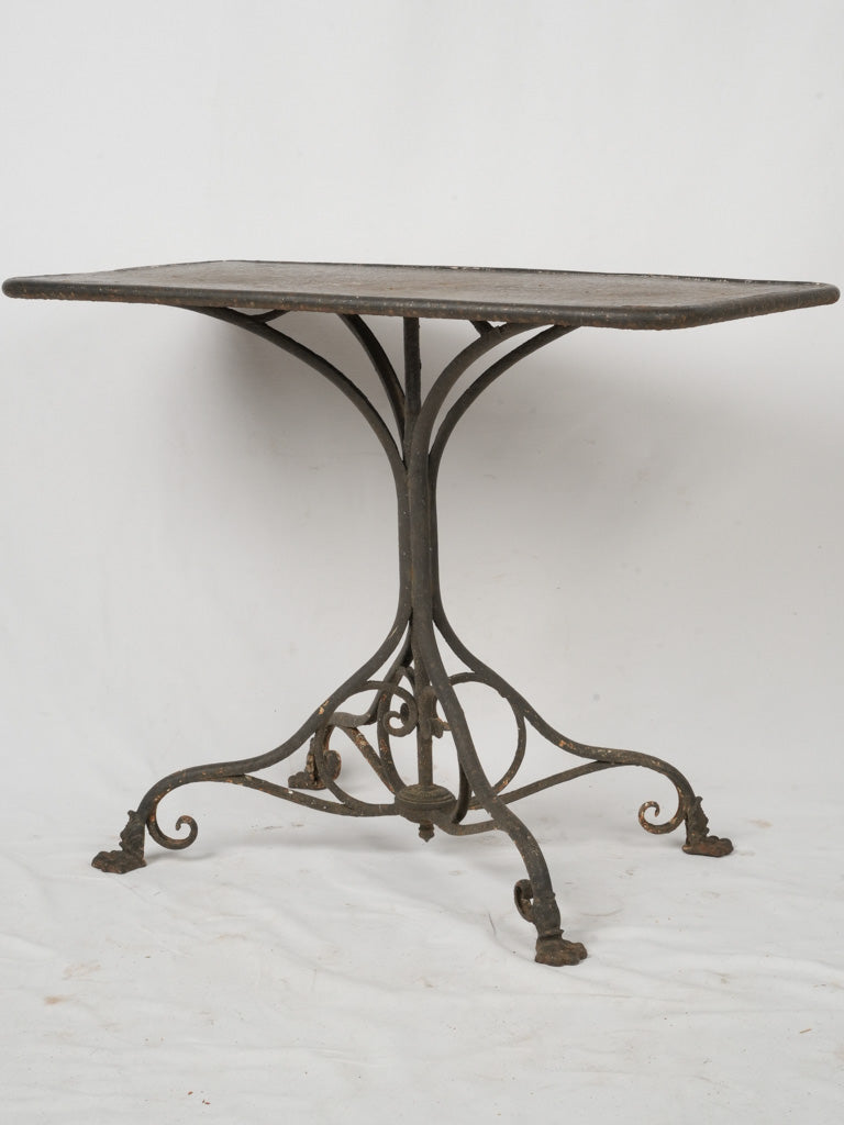 Elegant 19th-century outdoor dining table 