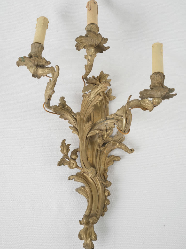 Elegant gilt acanthus leaf sconces