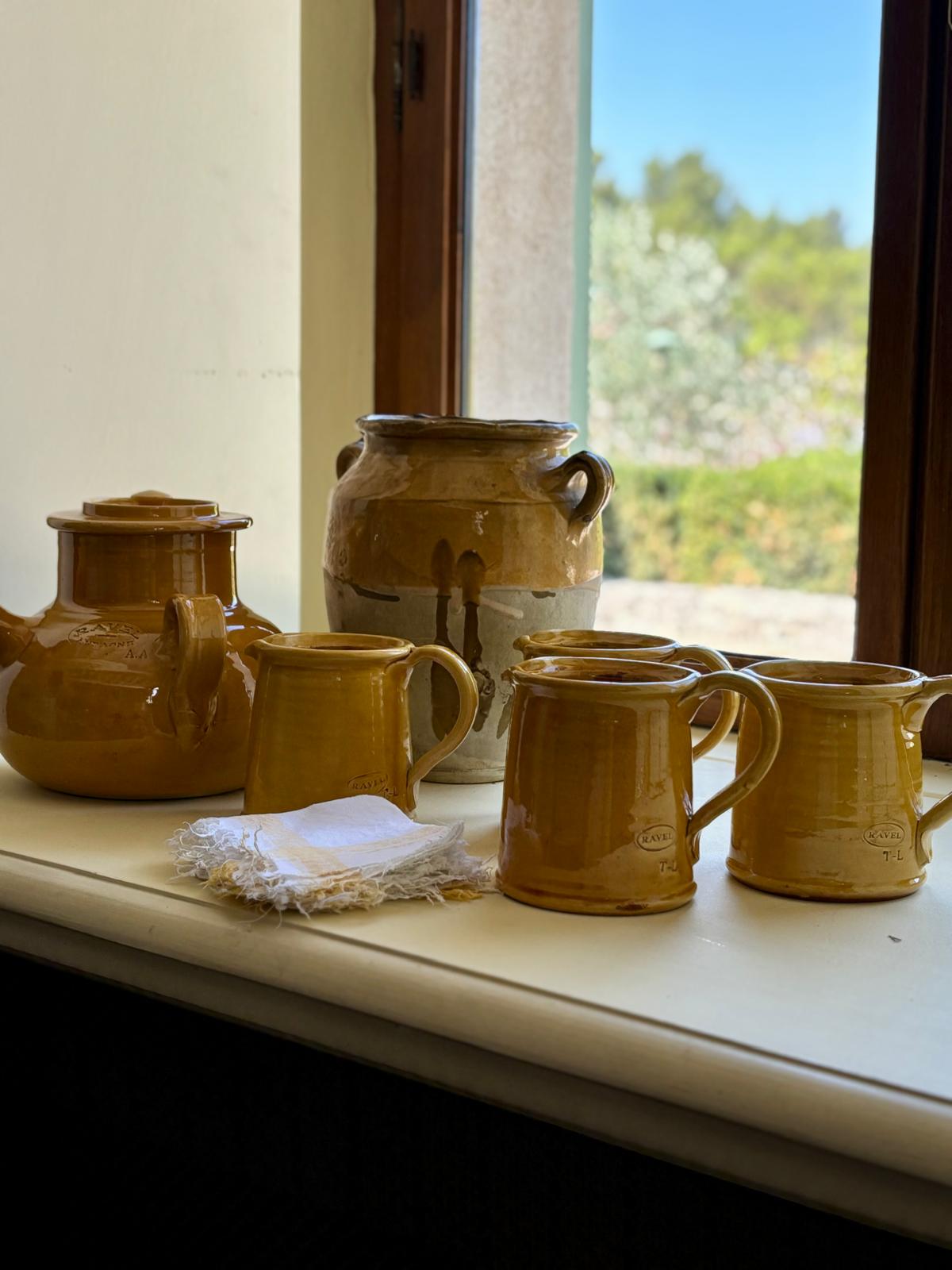 1 large single-handled ocher pot