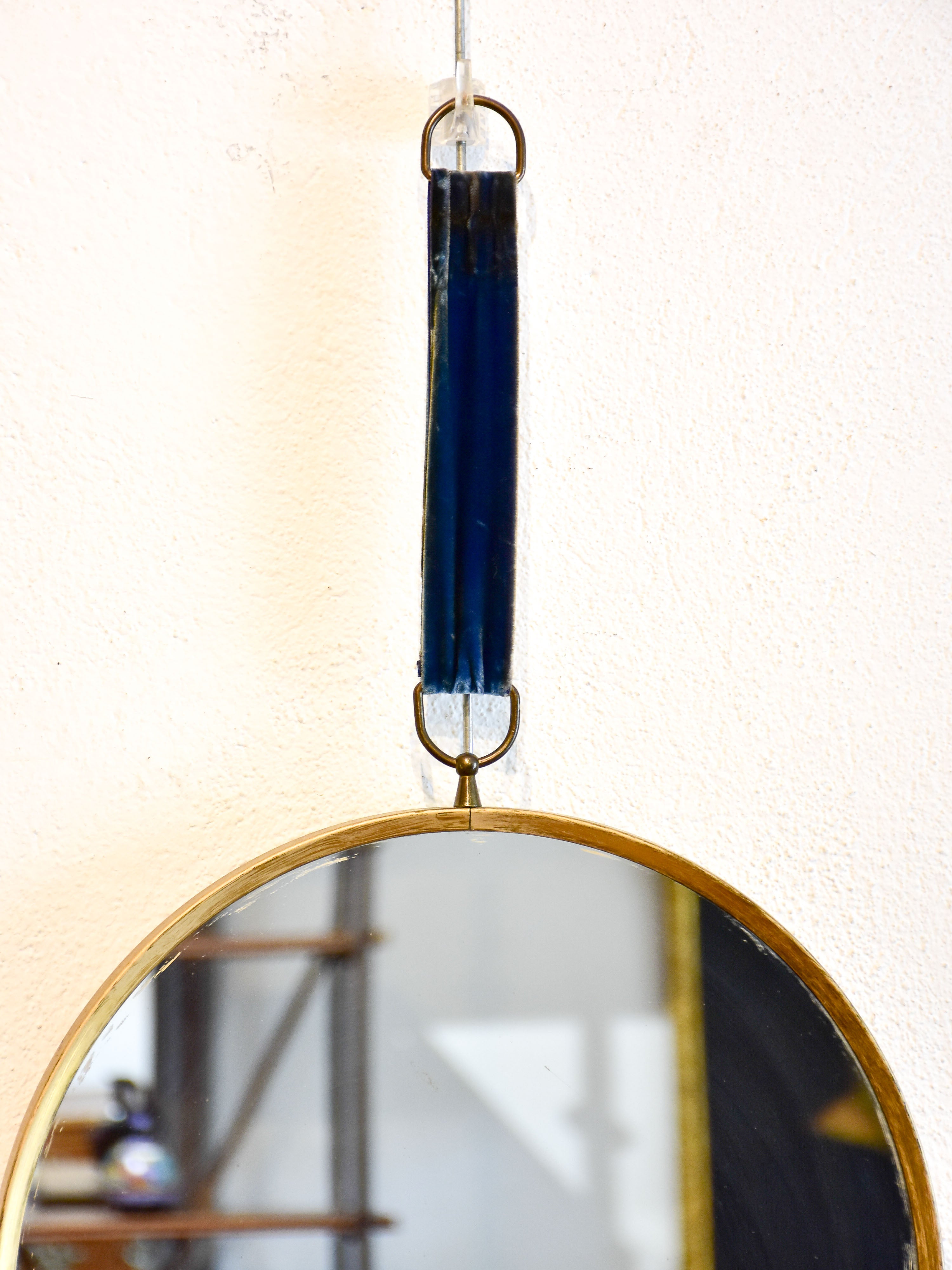 Vintage round mirror with velvet ribbon