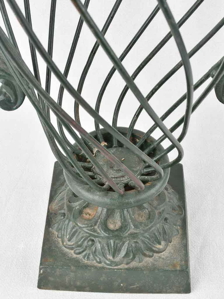 Aesthetic wirework jardiniere with handles