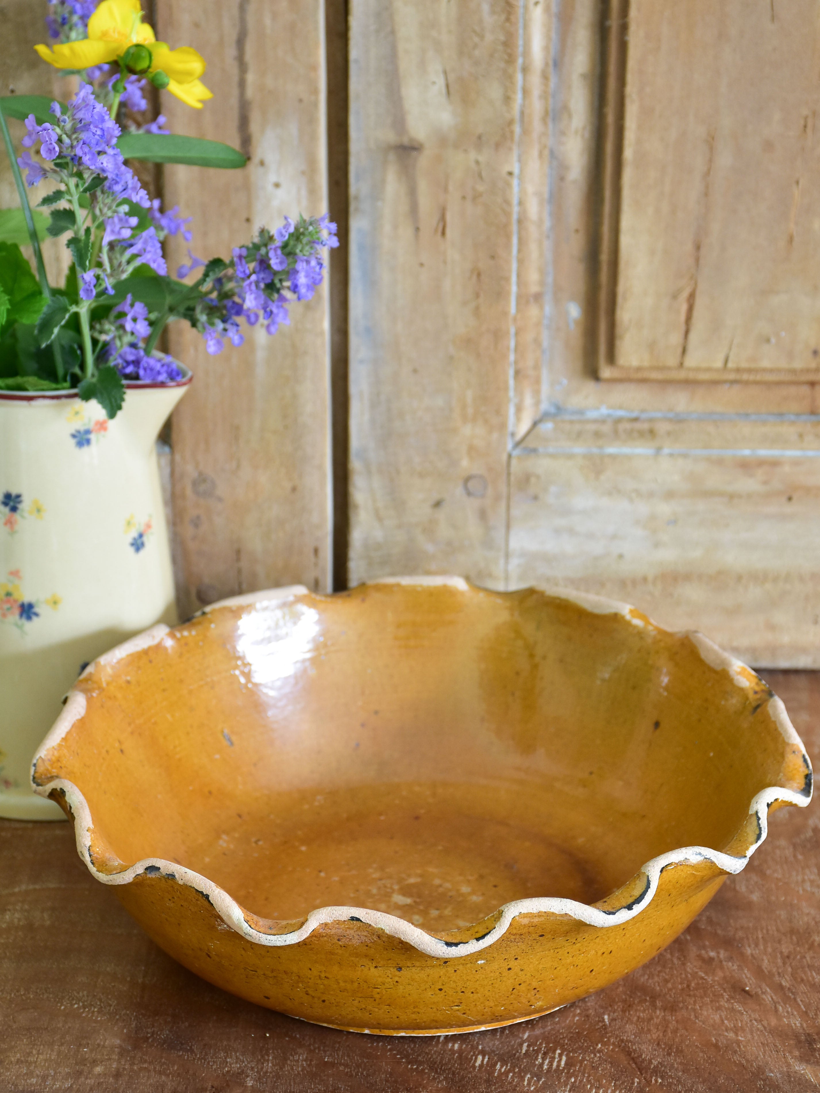 Vintage Provencal fruit bowl with rippled edge