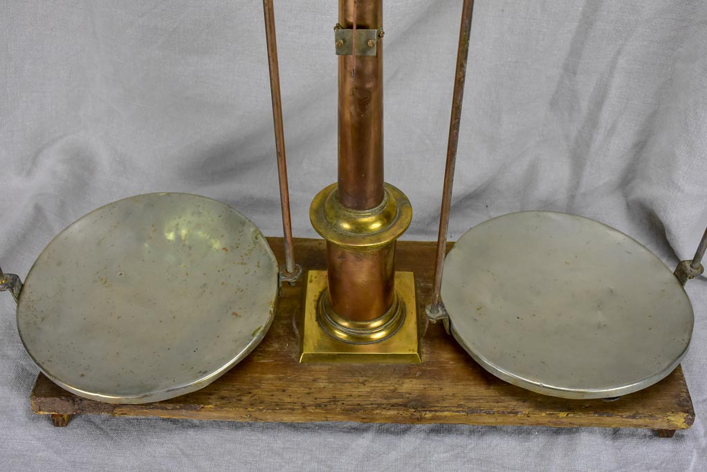 Late 19th Century French pharmacy scales - La Cave