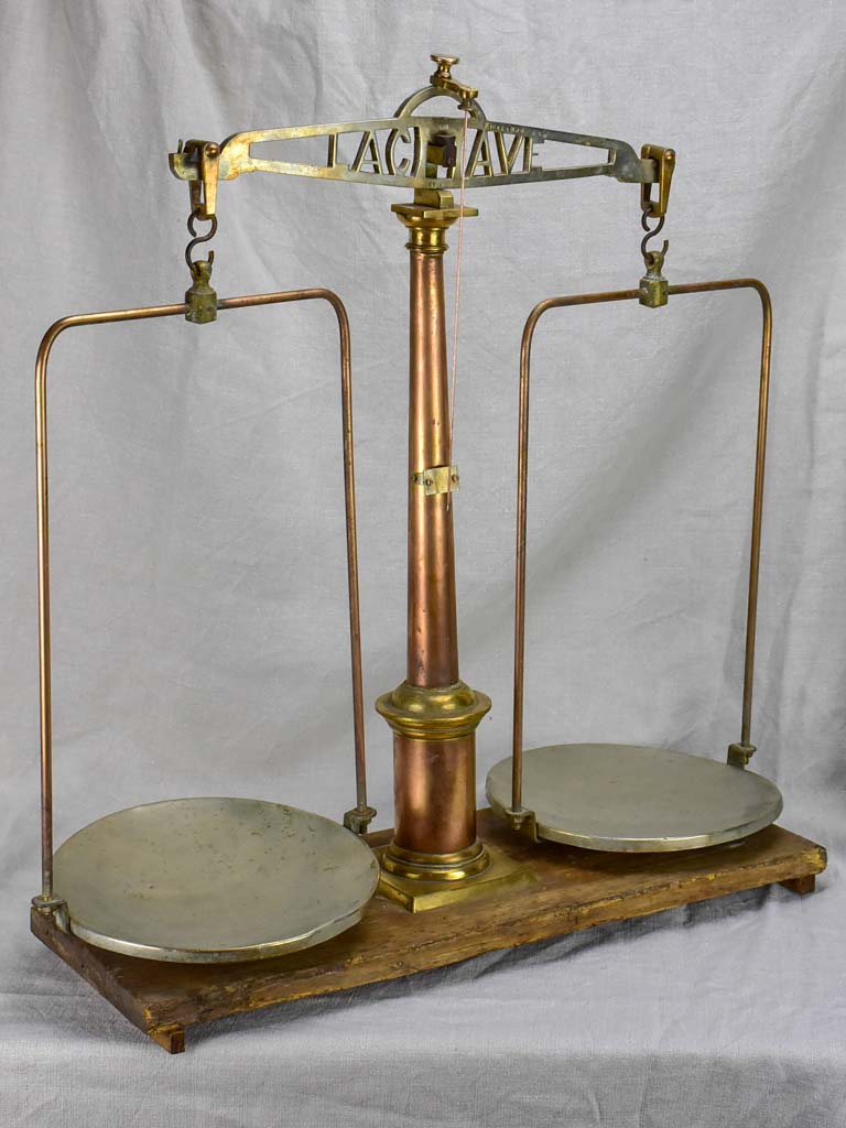 Late 19th Century French pharmacy scales - La Cave