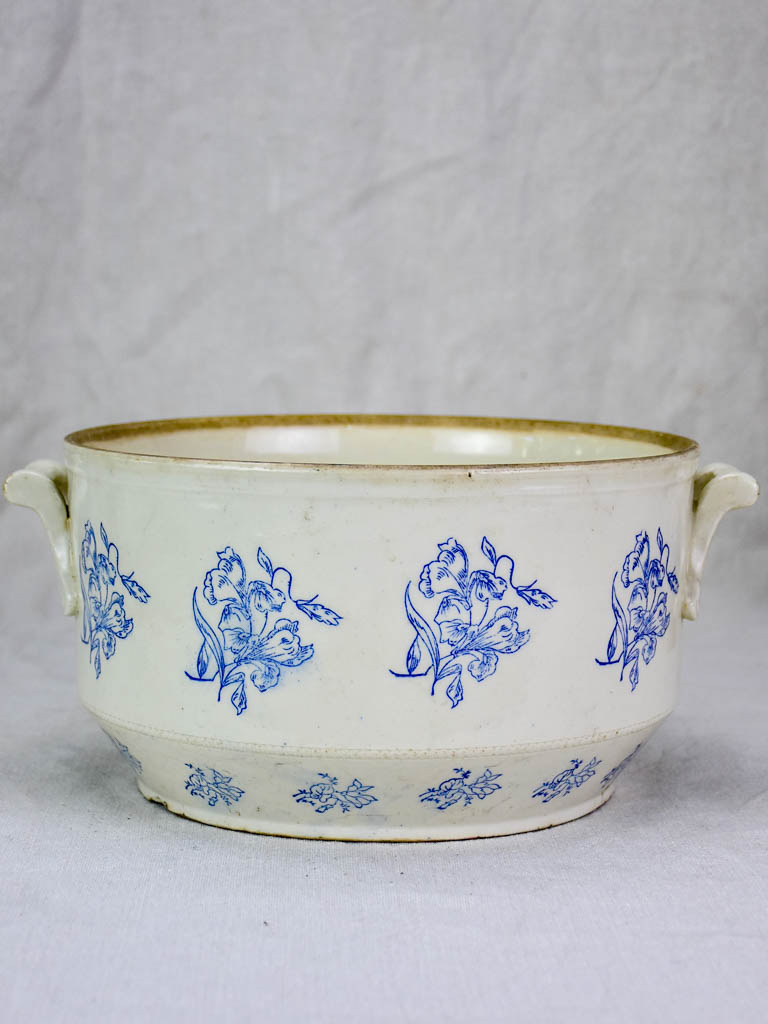 Early twentieth century Saint-Uze soup tureen with blue flowers