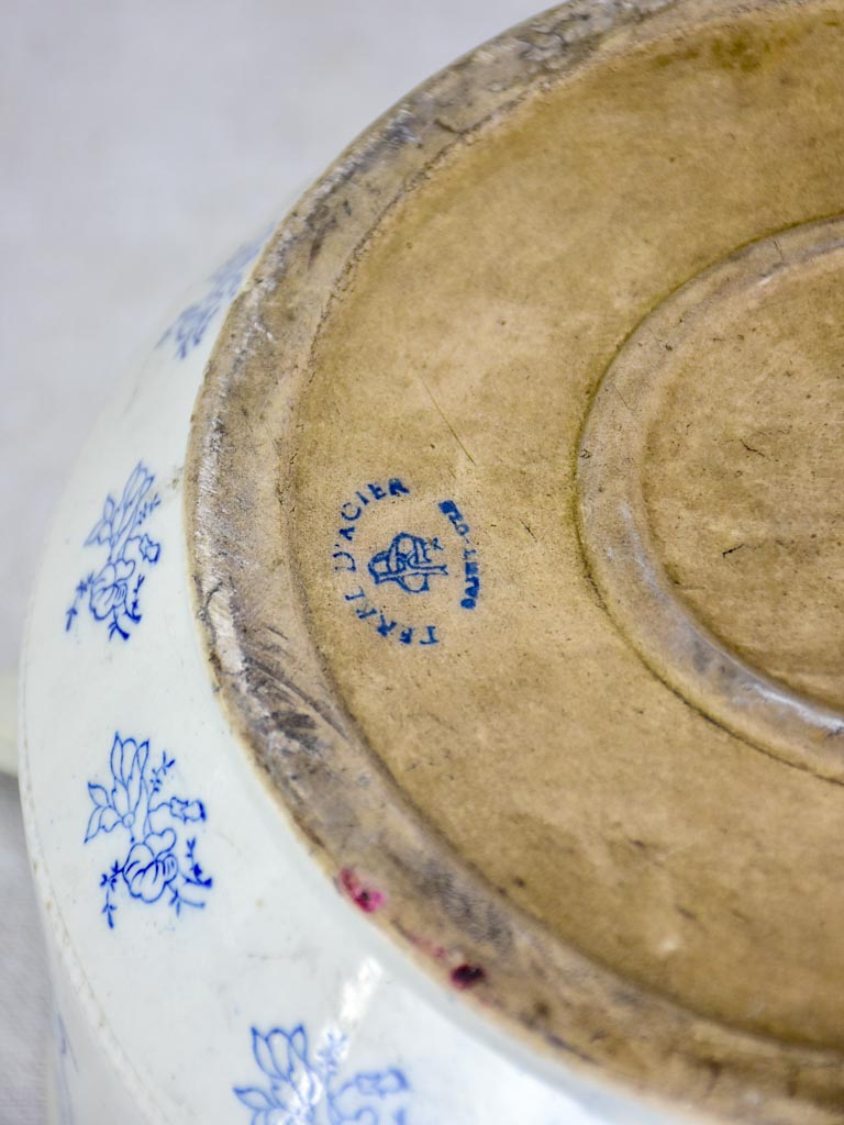 Early twentieth century Saint-Uze soup tureen with blue flowers